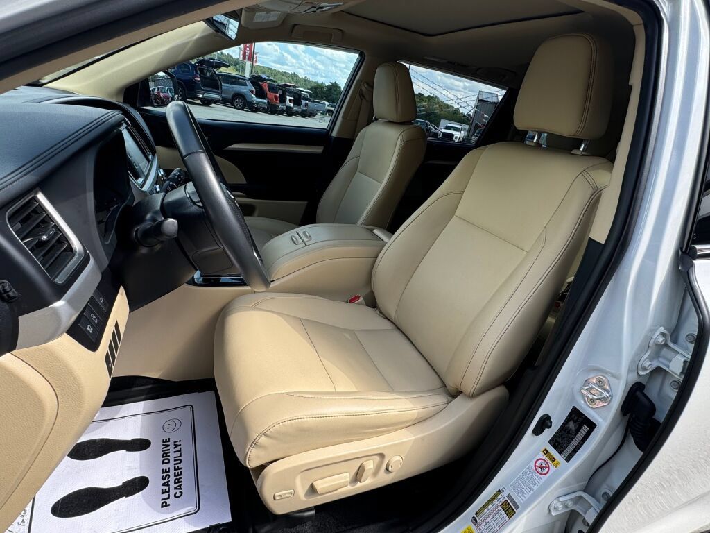 Used 2019 Toyota Highlander XLE AWD/4WD image 15