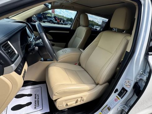 Used 2019 Toyota Highlander XLE AWD/4WD image 15