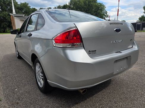 Used 2010 Ford Focus SE FWD image 5