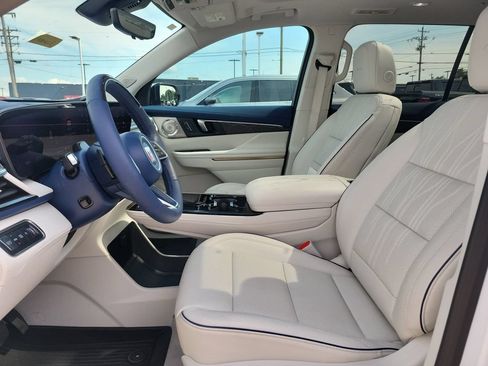 Used 2025 Buick Enclave Avenir w/ Super Cruise Package FWD image 17