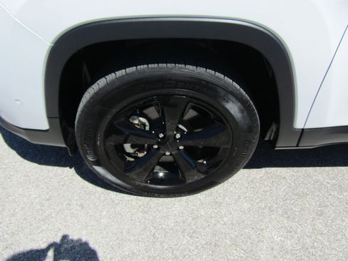 Used 2023 Jeep Cherokee Altitude Lux AWD/4WD image 9