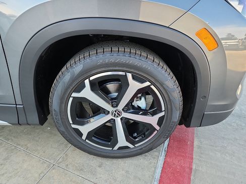 New 2026 Volkswagen Tiguan SE FWD image 9