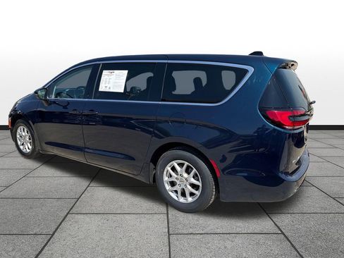 Used 2023 Chrysler Pacifica Touring-L image 4