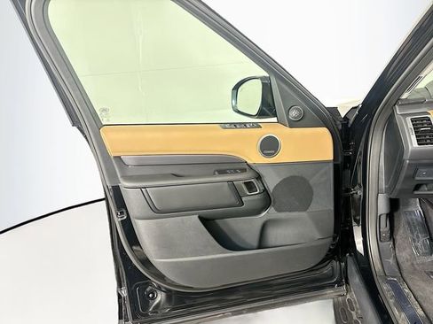 Used 2025 Land Rover Discovery Metropolitan Edition image 11