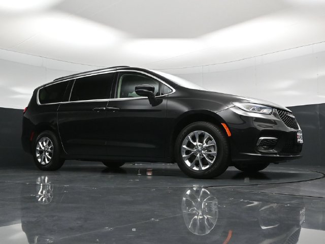 Certified 2022 Chrysler Pacifica Touring-L AWD/4WD image 59