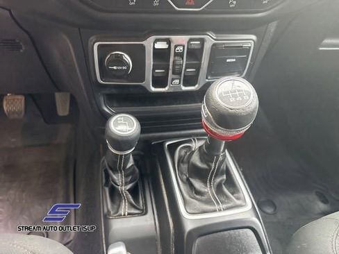 Used 2018 Jeep Wrangler Unlimited Sahara image 30