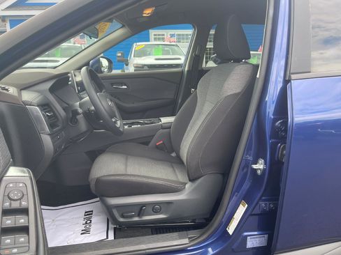 Used 2023 Nissan Rogue SV image 4