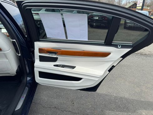 Used 2015 BMW 750Li xDrive image 19