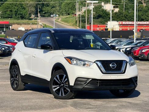 Used 2018 Nissan Kicks SV FWD image 1