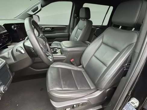 Used 2025 Chevrolet Suburban Z71 AWD/4WD image 17