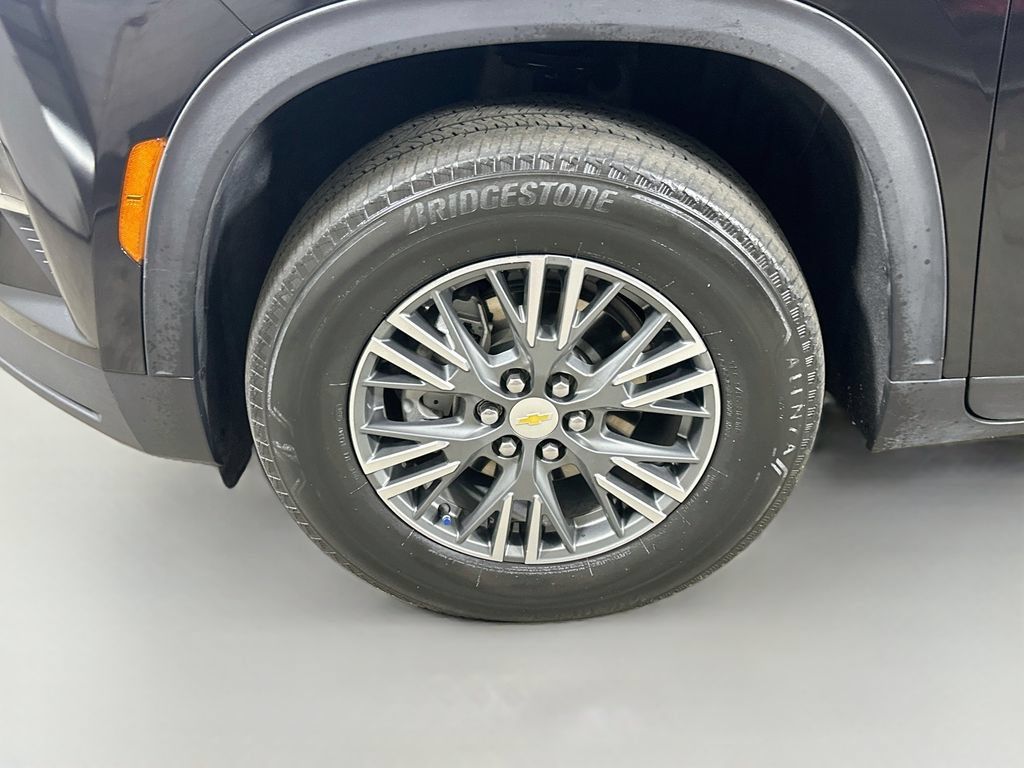 Used 2025 Chevrolet Traverse LT FWD image 8
