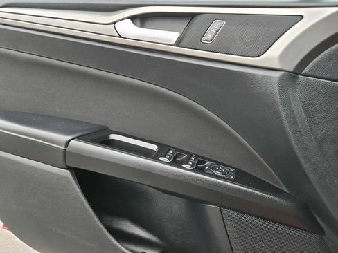 Used 2017 Ford Fusion SE w/ Fusion SE Technology Package FWD image 20