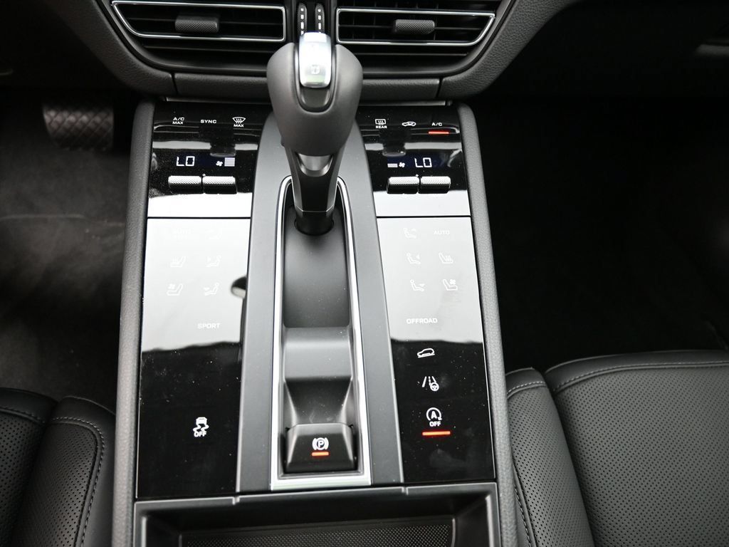 Certified 2025 Porsche Macan AWD/4WD image 10