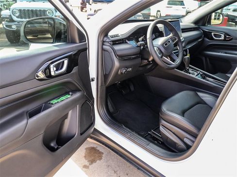 New 2026 Jeep Compass Latitude image 22
