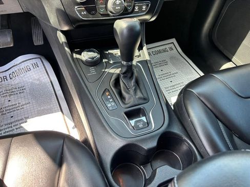 Used 2019 Jeep Cherokee Latitude Plus w/ Comfort/Convenience Group AWD/4WD image 18
