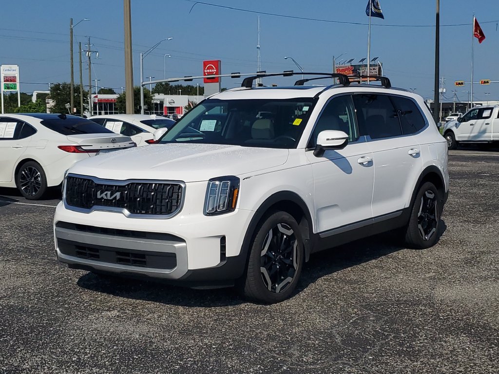 Used 2024 Kia Telluride EX w/ EX Captain's Chair Package FWD image 2