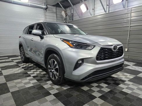 Used 2022 Toyota Highlander XLE image 4