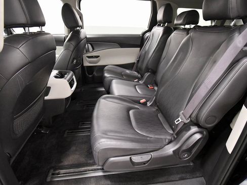 Certified 2024 Kia Carnival LX image 14