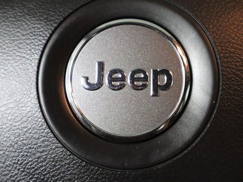 Used 2023 Jeep Cherokee Altitude Lux image 40