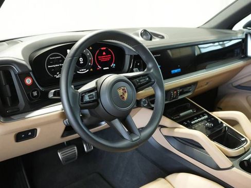 Certified 2025 Porsche Cayenne S AWD/4WD image 4