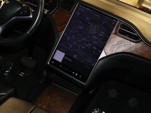 Used 2020 Tesla Model X image 30