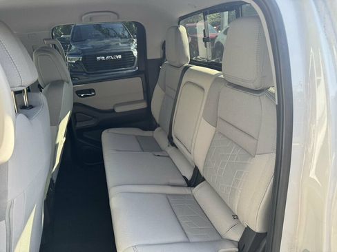 Used 2025 Nissan Frontier SV w/ SV Convenience Package RWD image 7