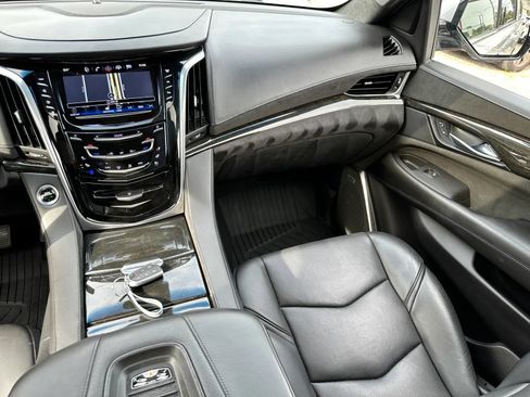 Used 2019 Cadillac Escalade Platinum AWD/4WD image 13