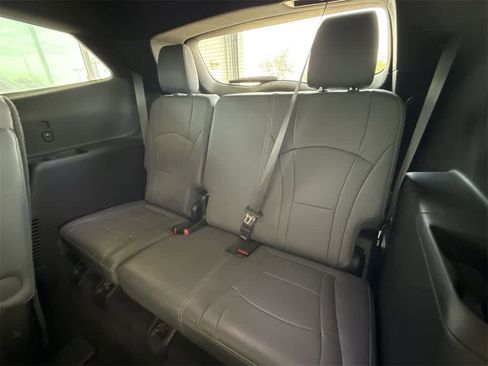 Used 2023 Buick Enclave Essence image 13