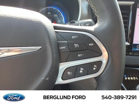 Used 2023 Chrysler Pacifica Touring-L FWD image 35