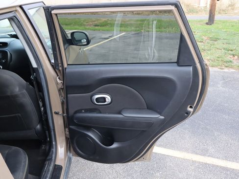 Used 2015 Kia Soul + image 19