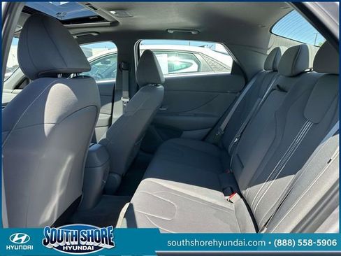 Certified 2025 Hyundai Elantra SEL FWD image 10