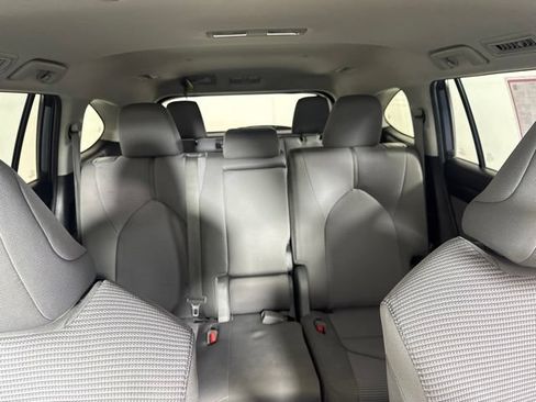 Used 2021 Toyota Highlander LE AWD/4WD image 14