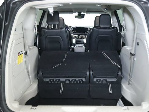 Used 2023 Chrysler Pacifica Touring-L FWD image 29