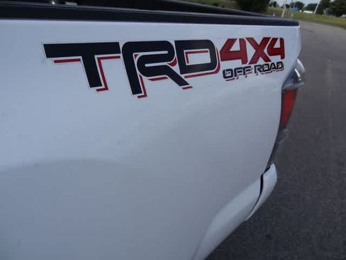 Used 2022 Toyota Tacoma TRD Off-Road w/ Technology Package AWD/4WD image 40