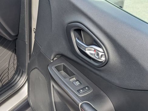 Used 2019 Jeep Cherokee Trailhawk w/ Cold Weather Group AWD/4WD image 36