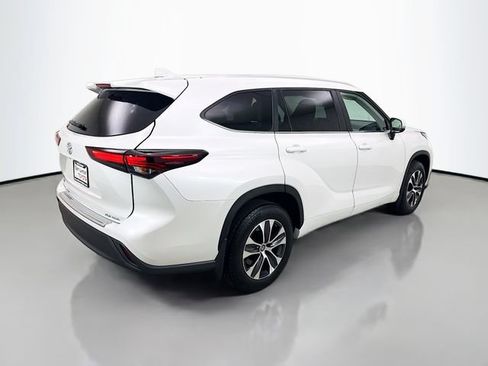 Used 2024 Toyota Highlander XLE AWD/4WD image 7