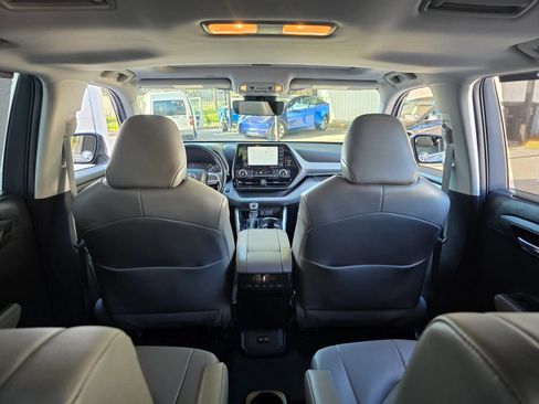 Used 2022 Toyota Highlander XLE FWD image 39