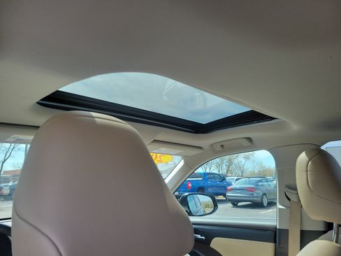 Used 2022 Toyota Highlander XLE image 12