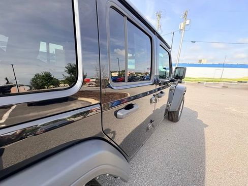 Used 2022 Jeep Wrangler Unlimited Sport w/ Sun And Sound Package AWD/4WD image 11