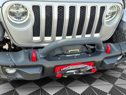 Used 2018 Jeep Wrangler Unlimited Sahara image 9