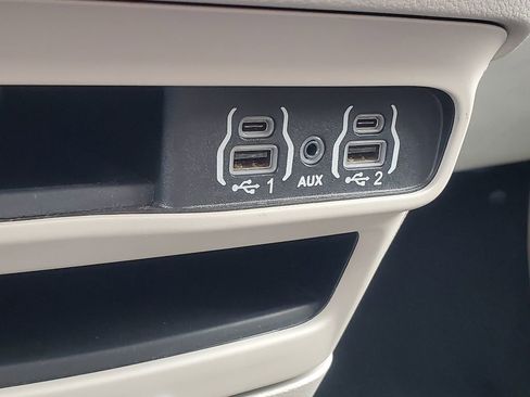 Used 2023 Chrysler Pacifica Touring-L image 30