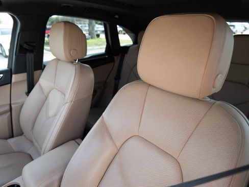 Used 2024 Porsche Macan w/ Premium Plus Package image 11