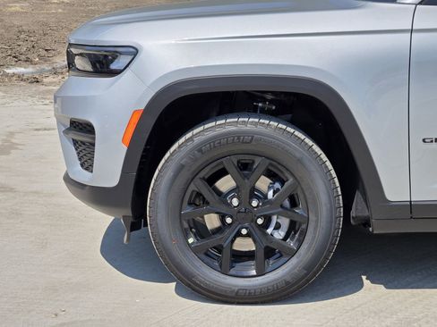 New 2025 Jeep Grand Cherokee Altitude image 10