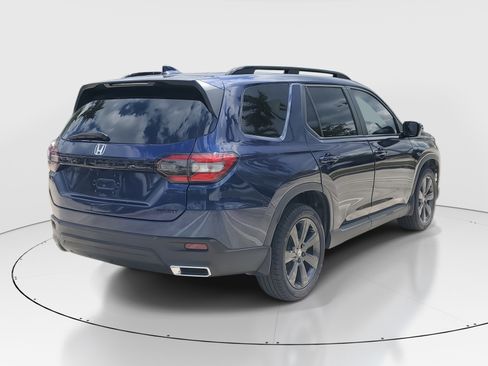 Used 2025 Honda Pilot Sport image 3