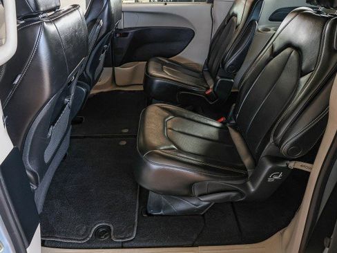 Used 2023 Chrysler Pacifica Touring-L FWD image 26