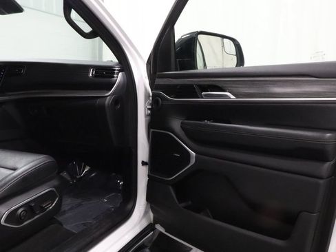Used 2024 Jeep Wagoneer L Series II w/ Flexible Seating Group AWD/4WD image 13