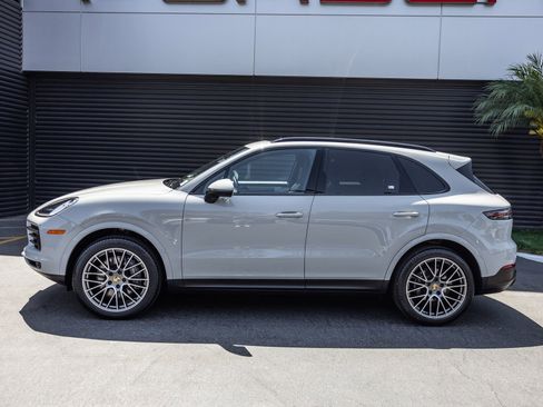 Certified 2022 Porsche Cayenne Platinum Edition AWD/4WD image 2