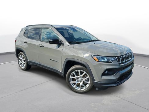 Used 2024 Jeep Compass Latitude AWD/4WD image 4