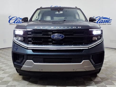 Used 2025 Ford Expedition Platinum w/ Driver's Package AWD/4WD image 3