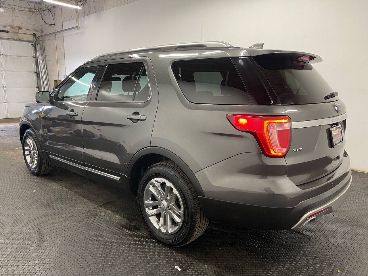 Used 2017 Ford Explorer XLT FWD image 5